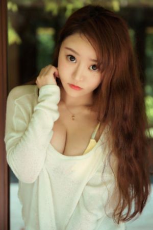 异国女人在巴黎